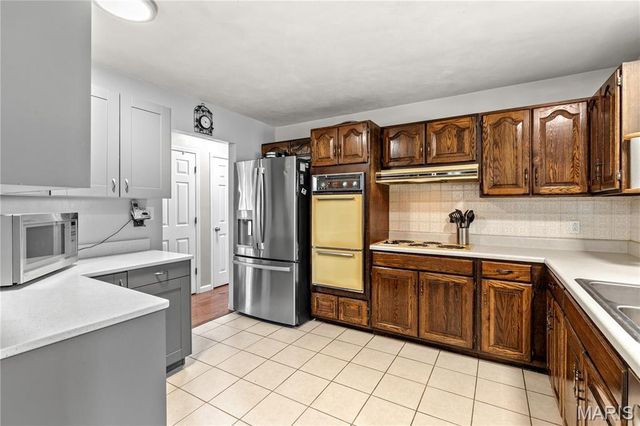 5304 Dixon Drive, Godfrey, IL 62035