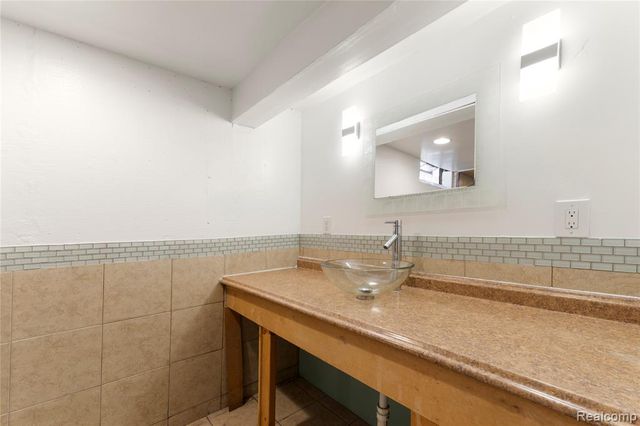 6869 Buhr Street, Hamtramck, MI 48212