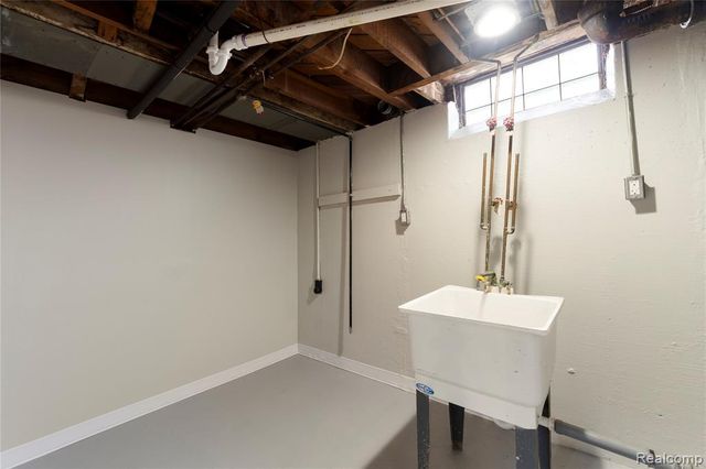 6869 Buhr Street, Hamtramck, MI 48212