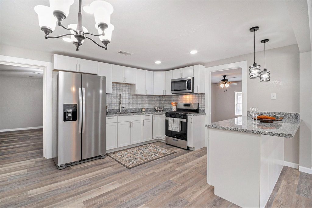 7015 Church Lane, Hitchcock, TX 77563