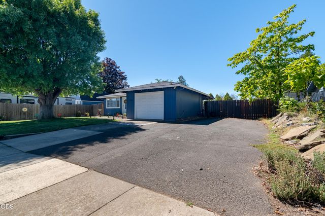 7701 Bellaire Way, White City, OR 97503