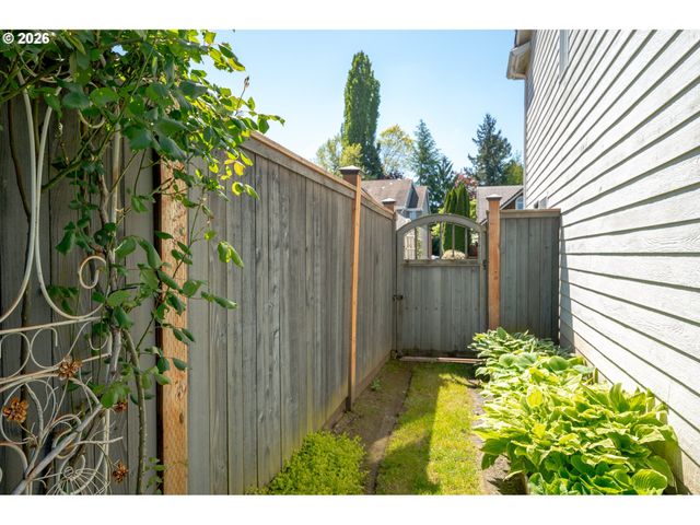 1279 Sw RUSS Ln, Mc Minnville, OR 97128