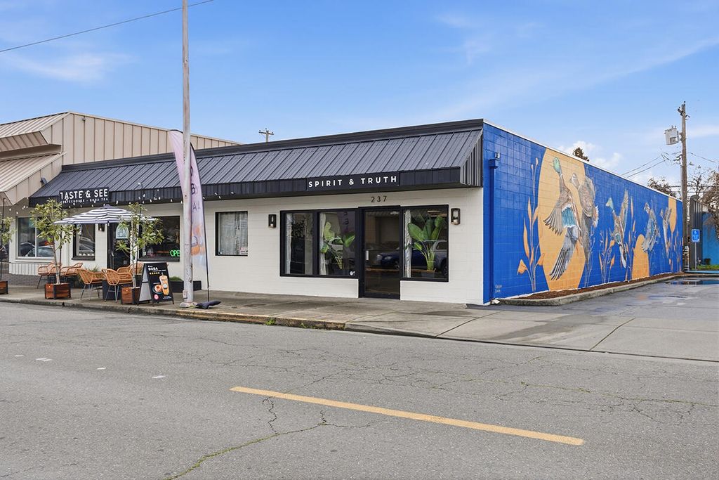 237 SE G Street, Grants Pass, OR 97526