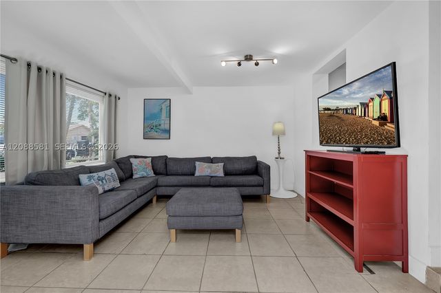 326 SW 14th St 2, Dania Beach, FL 33004