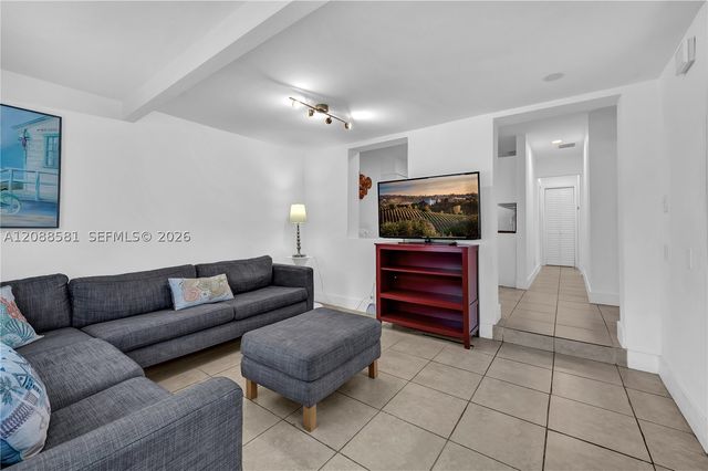 326 SW 14th St 2, Dania Beach, FL 33004