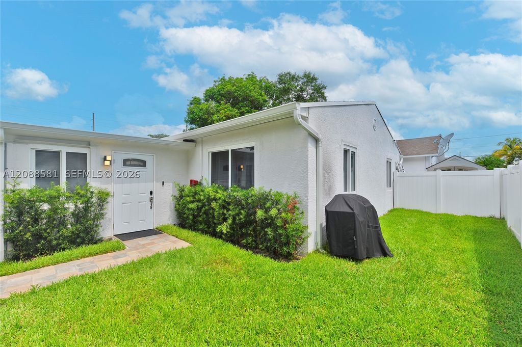 326 SW 14th St 2, Dania Beach, FL 33004