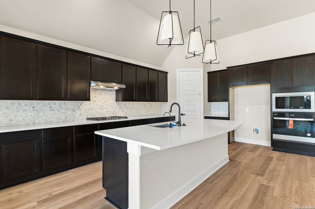 137 Gallant Fox, Castroville, TX 78009