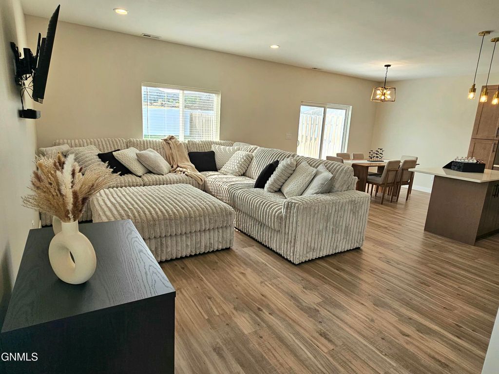 2907 29th Avenue W, Williston, ND 58801 photo 3