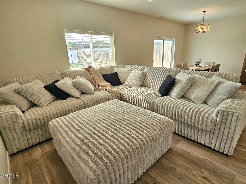 2907 29th Avenue W, Williston, ND 58801 photo 4