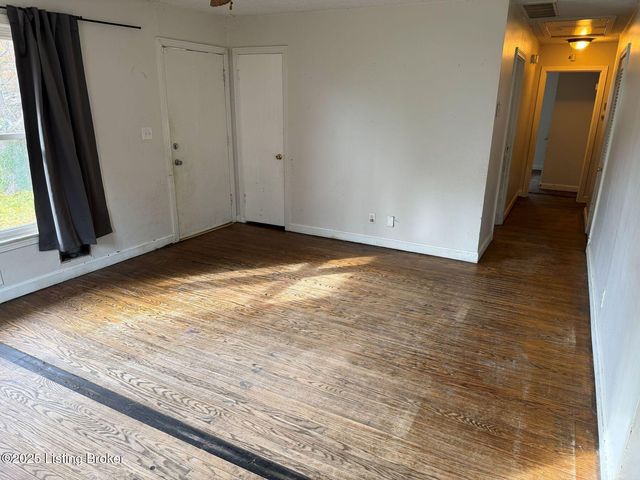 4915 Manslick Rd, Louisville, KY 40216