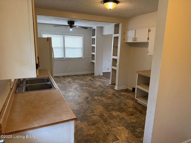 4915 Manslick Rd, Louisville, KY 40216