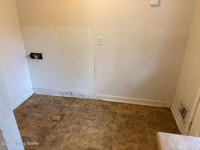 4915 Manslick Rd, Louisville, KY 40216