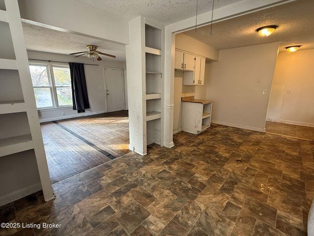 4915 Manslick Rd, Louisville, KY 40216