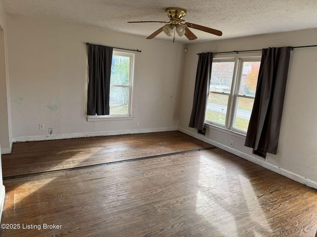 4915 Manslick Rd, Louisville, KY 40216