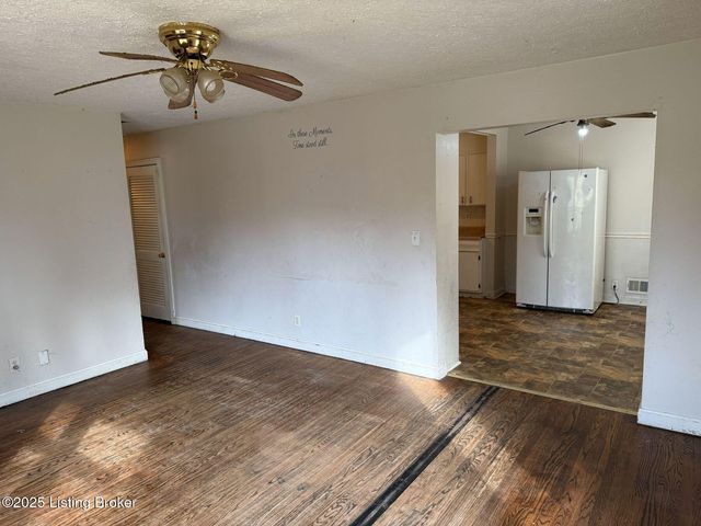 4915 Manslick Rd, Louisville, KY 40216