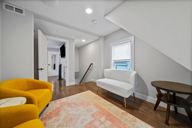2 Stones Ct, Framingham, MA 01701