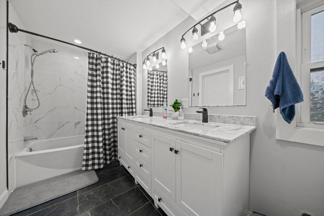 2 Stones Ct, Framingham, MA 01701