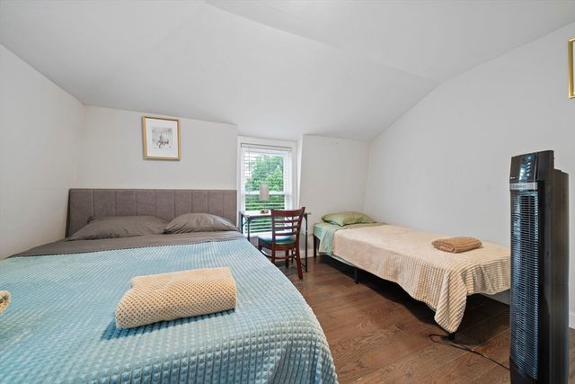 2 Stones Ct, Framingham, MA 01701