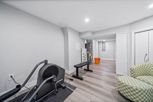 2 Stones Ct, Framingham, MA 01701