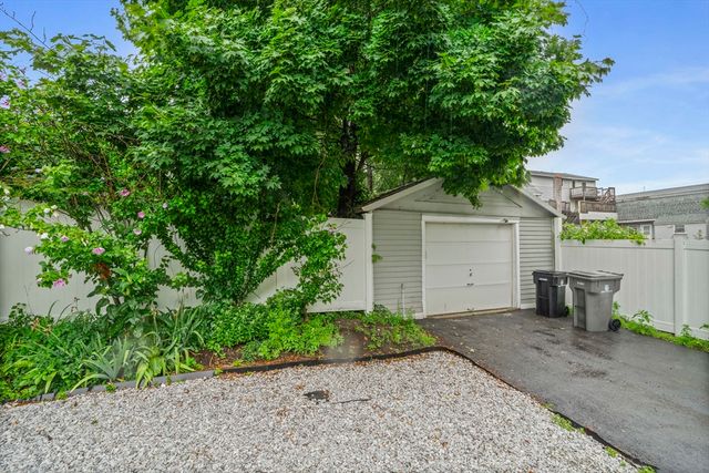 2 Stones Ct, Framingham, MA 01701