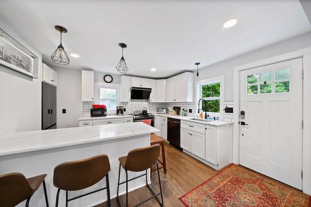 2 Stones Ct, Framingham, MA 01701