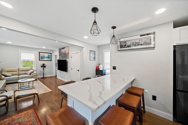 2 Stones Ct, Framingham, MA 01701