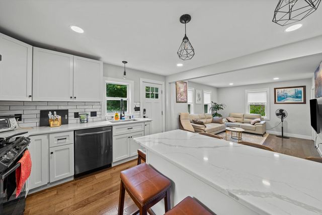 2 Stones Ct, Framingham, MA 01701