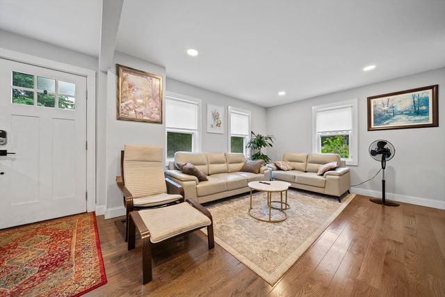 2 Stones Ct, Framingham, MA 01701