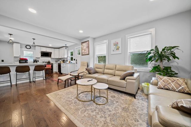 2 Stones Ct, Framingham, MA 01701