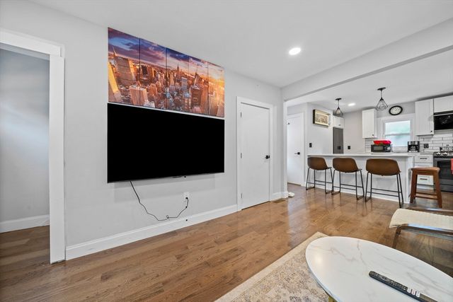 2 Stones Ct, Framingham, MA 01701