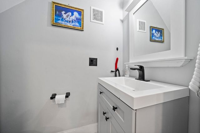 2 Stones Ct, Framingham, MA 01701