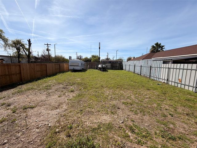 118 Van Molan Street, Houston, TX 77022