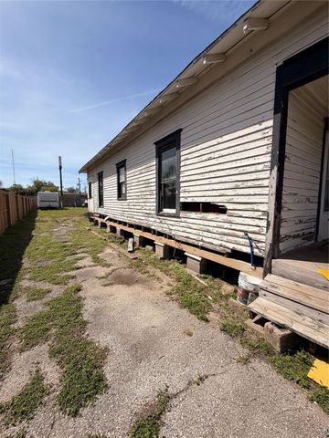 118 Van Molan Street, Houston, TX 77022