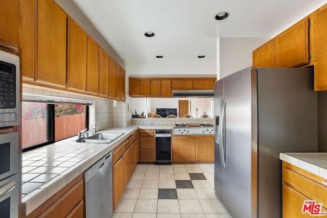 6221 Condon Avenue, Los Angeles, CA 90056