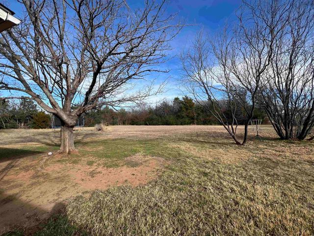 1110 W GILBERT STREET, Henrietta, TX 76365