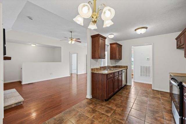 1422 Grassland Dr, Ashland City, TN 37015