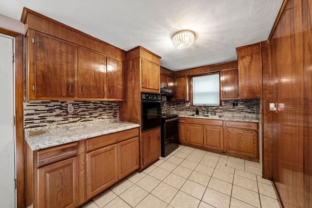 33 Cross St, Brockton, MA 02301