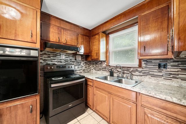 33 Cross St, Brockton, MA 02301