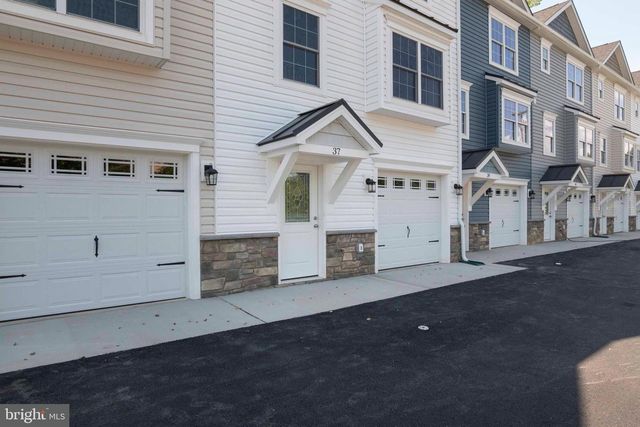 37 W DUCK ST W, Front Royal, VA 22630