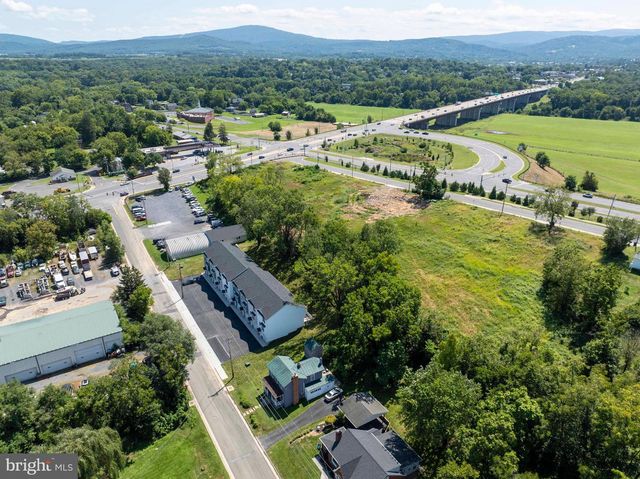 37 W DUCK ST W, Front Royal, VA 22630