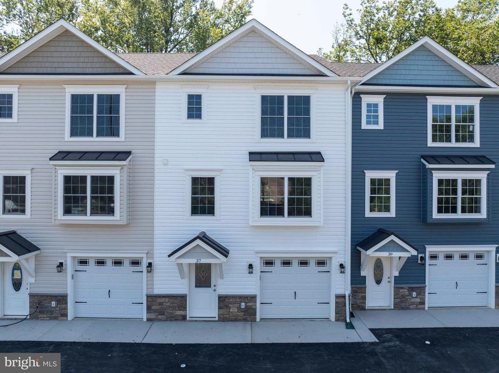 37 W DUCK ST W, Front Royal, VA 22630