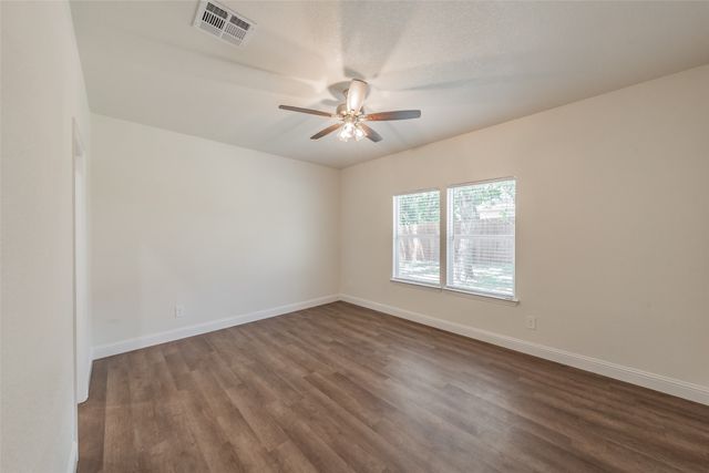 100 Round Hill Way, Runaway Bay, TX 76426