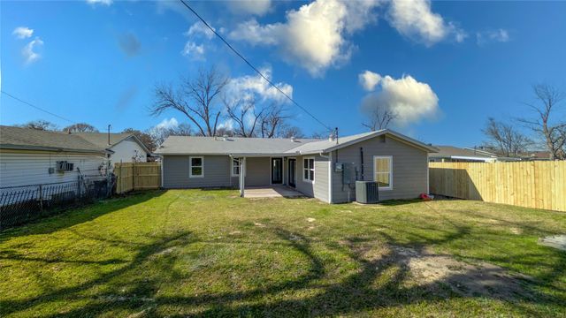 1012 Comal Avenue, White Settlement, TX 76108