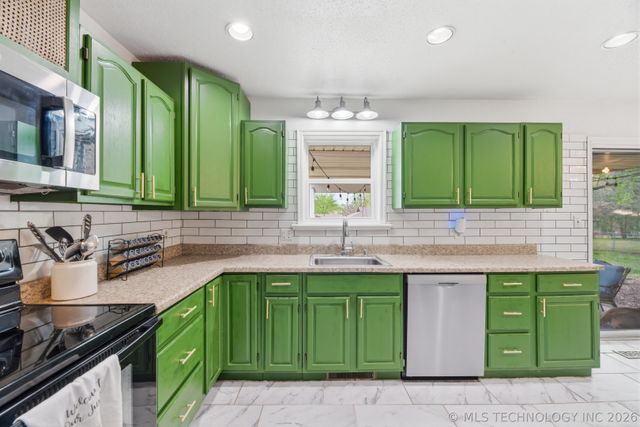 211 W 17th Street, Owasso, OK 74055