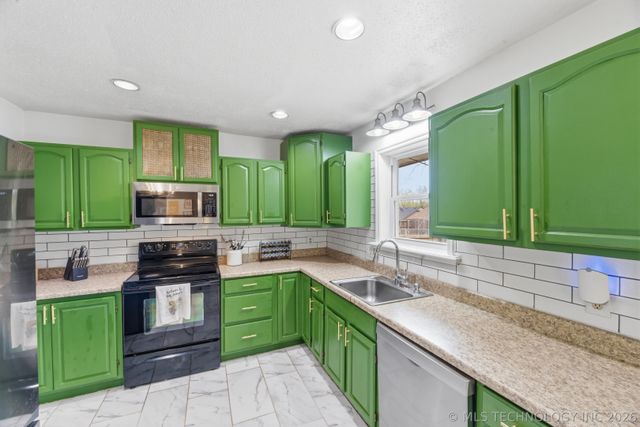 211 W 17th Street, Owasso, OK 74055