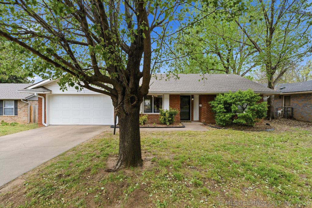211 W 17th Street, Owasso, OK 74055