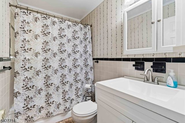 170 Marion Ct, Pompton Lakes Boro, NJ 07442