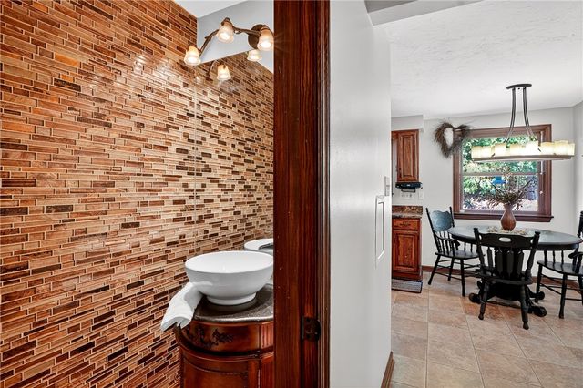 100 Roberta Dr, Carnegie, PA 15106