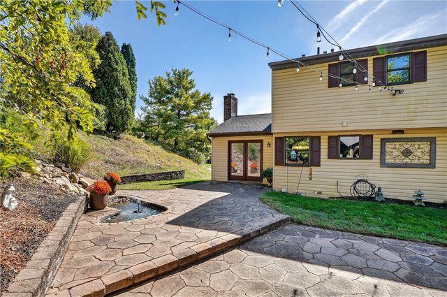 100 Roberta Dr, Carnegie, PA 15106