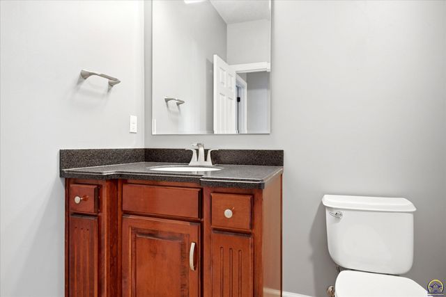 4226 SW Clarion Lakes DR, Topeka, KS 66610